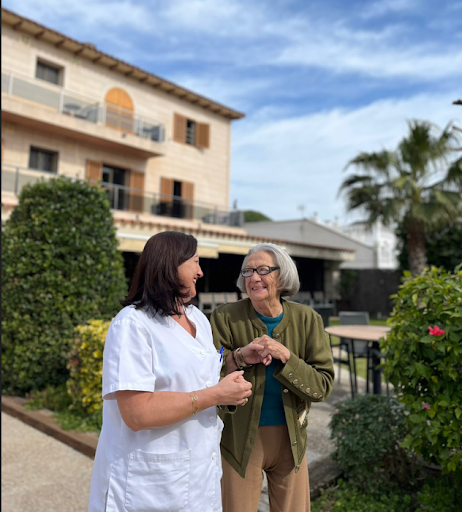 Gerocultores que cuidan de ancianos en la residencia de Castelldefels