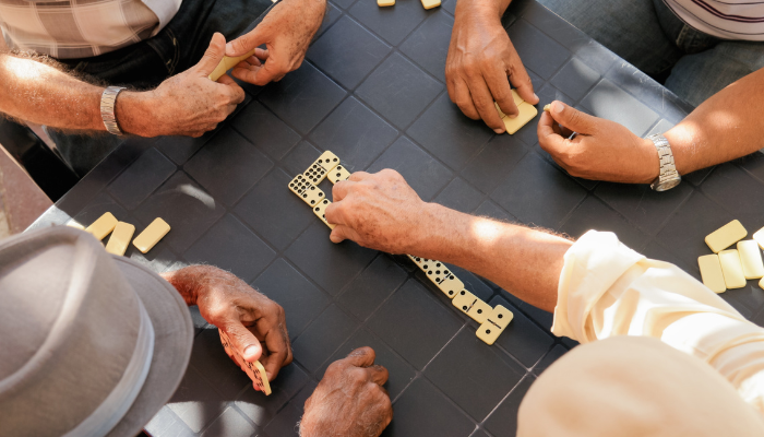 El dominó es un buen juego para ancianos en residencias
