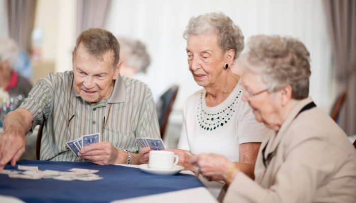 Les cartes clàssiques són un bon exemple de jocs per a ancians en residències 